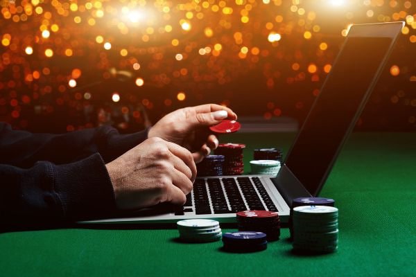 Ilustrasi fitur keamanan data yang terjamin dalam proses pendaftaran di platform digital